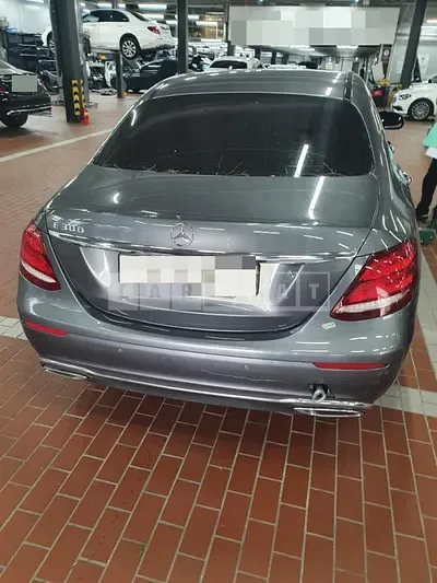 Photo 1 of 18: 2018 Mercedes-Benz E220 d, VIN WDDZF0EB7JA450990 — Korean insurance auction