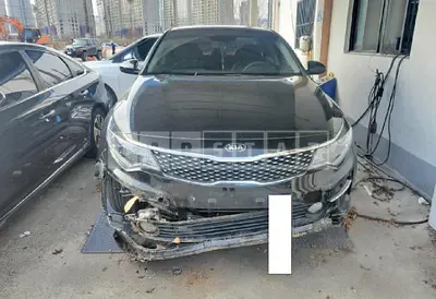 Photo 1 of 13: 2017 Kia K5, VIN KNAGS411BHA126589 — Korean insurance auction