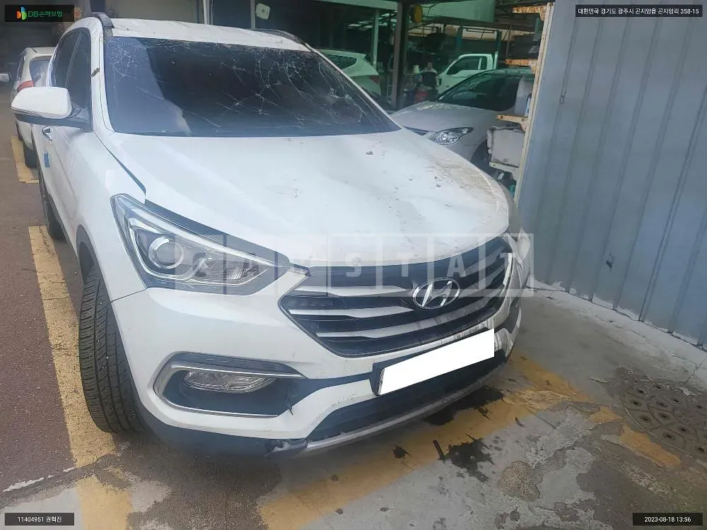 Photo 2 of 11: 2016 Hyundai Santa Fe, VIN KMHSW81UBHU707786 — Korean insurance auction