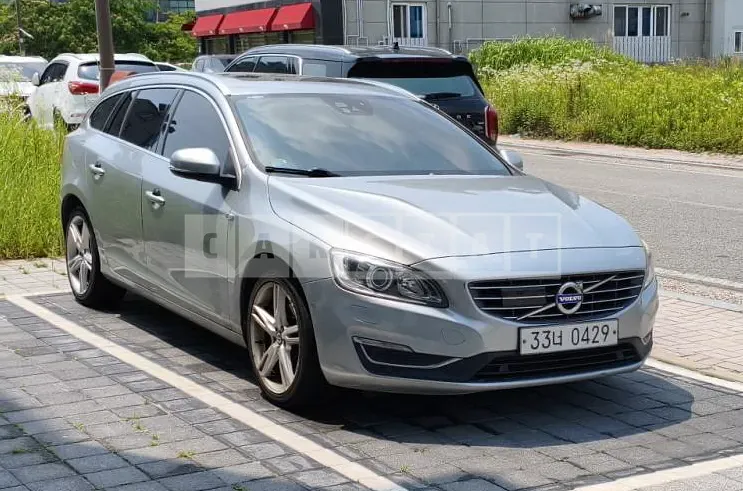 Photo 2 of 6: 2016 Volvo V60 2.0 — Korean insurance auction