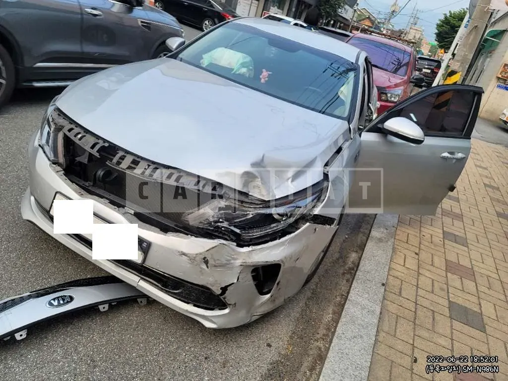 Photo 2 of 14: 2018 Kia K5, VIN KNAGT411BJA201458 — Korean insurance auction