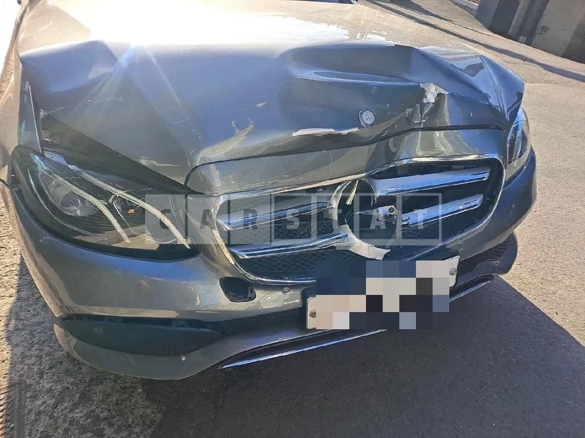 Photo 2 of 53: 2017 Mercedes-Benz E200, VIN WDDZF4CB8HA120828 — Korean insurance auction