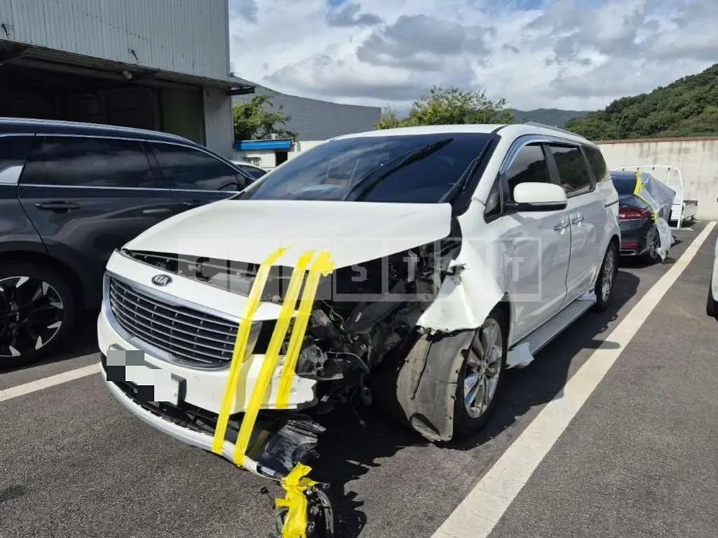 Photo 2 of 10: 2015 Kia Carnivals — Korean insurance auction