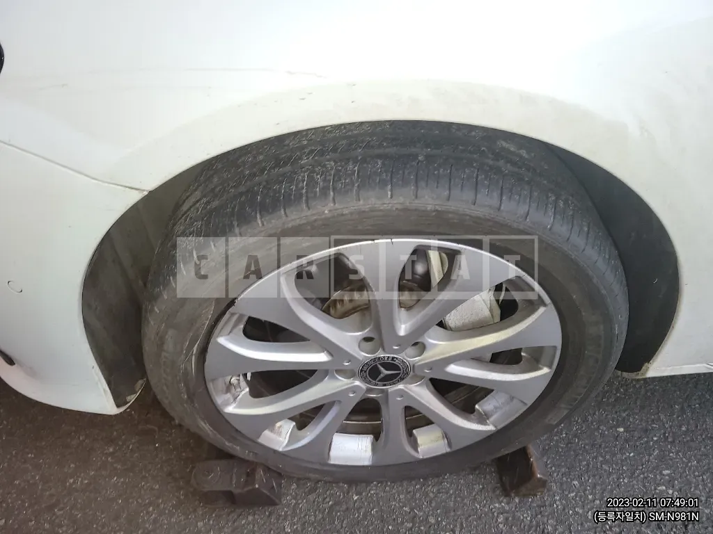 Photo 2 of 18: 2018 Mercedes-Benz E300 4Matic Excluseive (1,9, VIN WDDZF4KB4JA359171 — Korean insurance auction