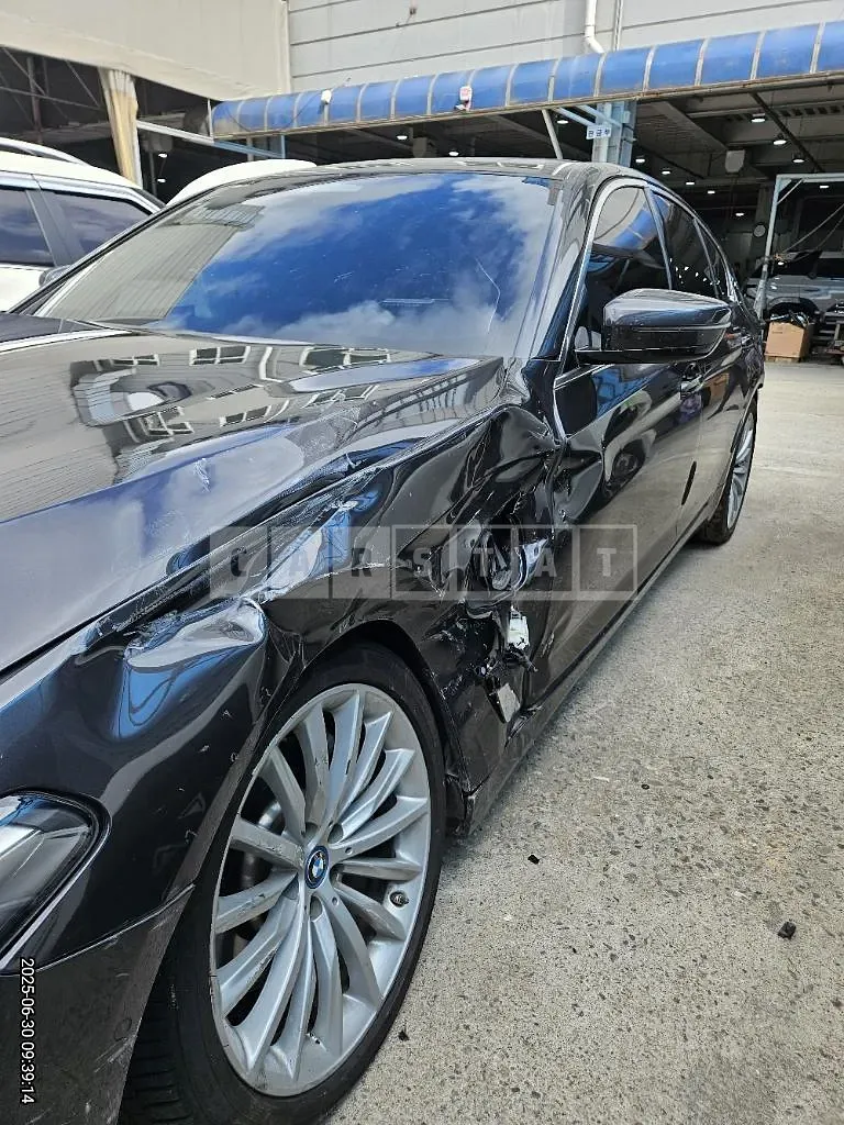 Photo 2 of 37: 2022 BMW 530e — Korean insurance auction