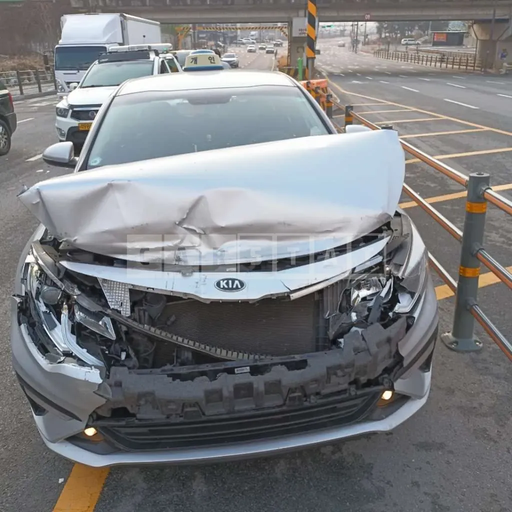 Photo 2 of 4: 2020 Kia K5 — Korean insurance auction