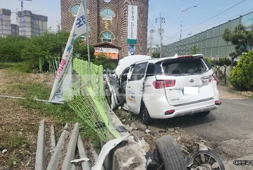 Photo 2 of 12: 2019 Kia Carnival — Korean insurance auction