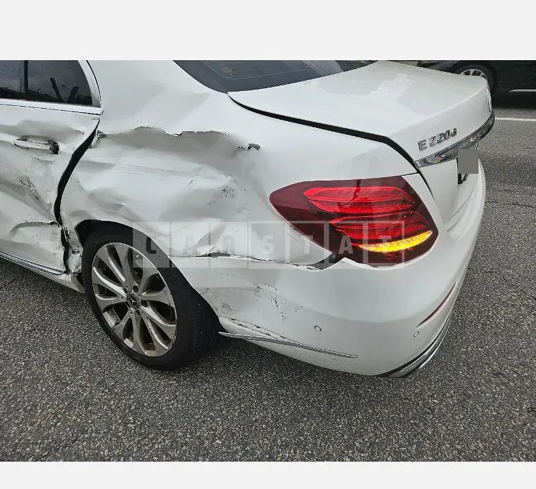 Photo 2 of 17: 2018 Mercedes-Benz E220 d 4Matic — Korean insurance auction
