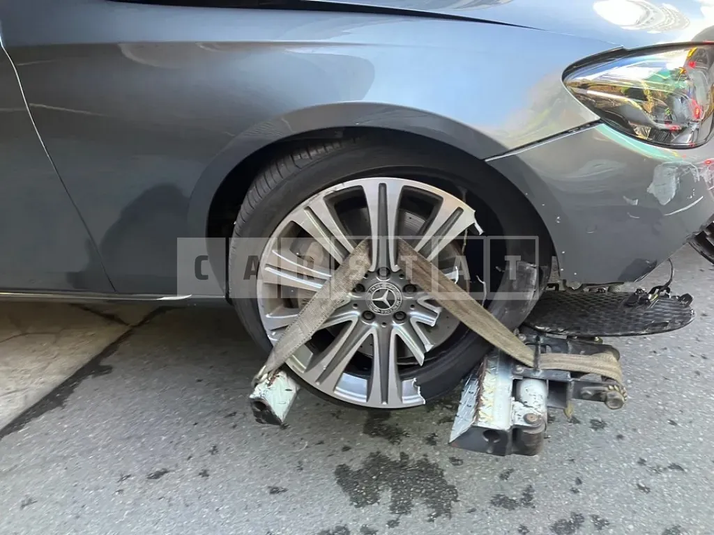 Photo 2 of 17: 2019 Mercedes-Benz E450 4Matic, VIN WDDZF6JB1KA694404 — Korean insurance auction