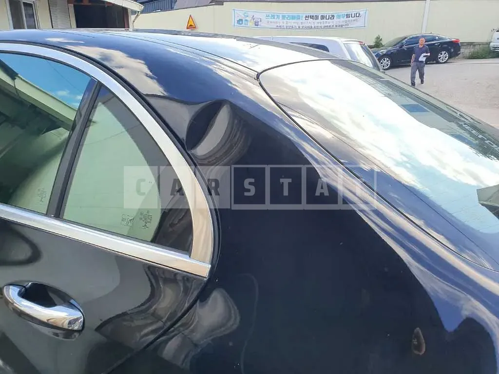 Photo 2 of 14: 2019 Mercedes-Benz E 300, VIN WDDZF4JB7KA649245 — Korean insurance auction