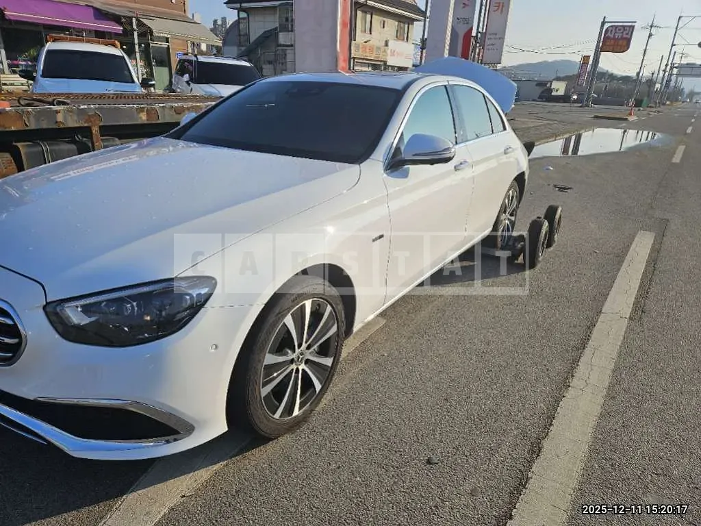 Photo 2 of 12: 2021 Mercedes-Benz E300 e 4Matic — Korean insurance auction