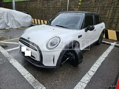 Photo 1 of 32: 2024 MINI Cooper — Korean insurance auction