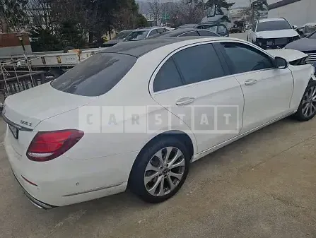 Photo 2 of 6: 2019 Mercedes-Benz E300 4Matic, VIN WDDZF4KB0KA619292 — Korean insurance auction