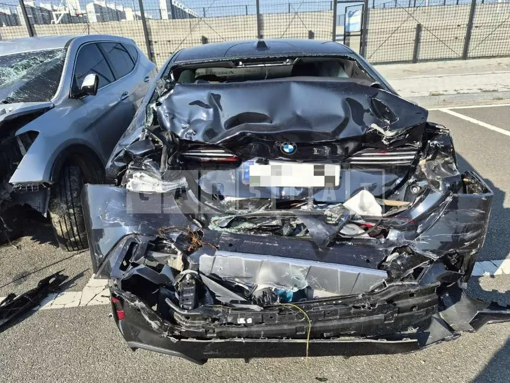 Photo 2 of 16: 2024 BMW 520i — Korean insurance auction