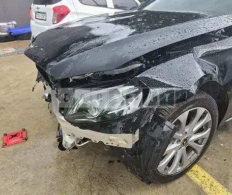 Photo 2 of 33: 2019 Mercedes-Benz E 300 4Matic — Korean insurance auction