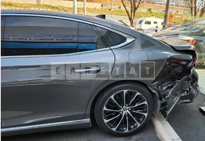 Photo 2 of 35: 2022 Lexus LS500 AWD, VIN JTHG5LGF3N5010445 — Korean insurance auction