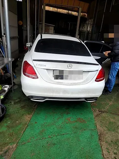Photo 1 of 18: 2017 Mercedes-Benz C220 d, VIN WDDWF0EBXJR330525 — Korean insurance auction