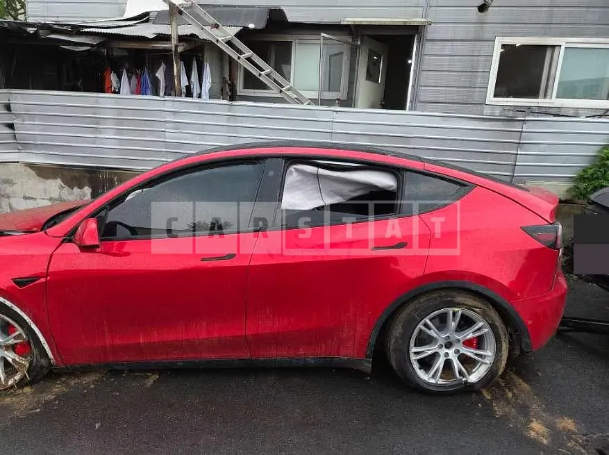 Photo 2 of 10: 2021 Tesla Model Y Long Range, VIN 5YJYGDEE0MF236438 — Korean insurance auction
