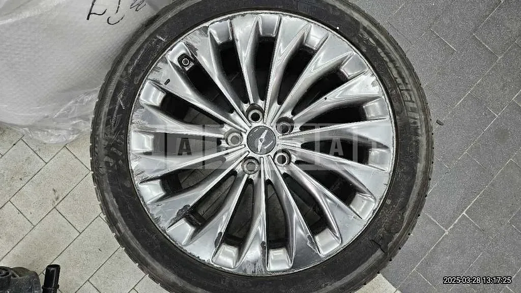 Photo 2 of 4: 2017 Genesis (parts) EQ900 3.3T Wheel — Korean insurance auction