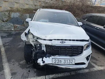 Photo 1 of 37: 2019 Kia Carnival, VIN KNAMB81ABKS556683 — Korean insurance auction