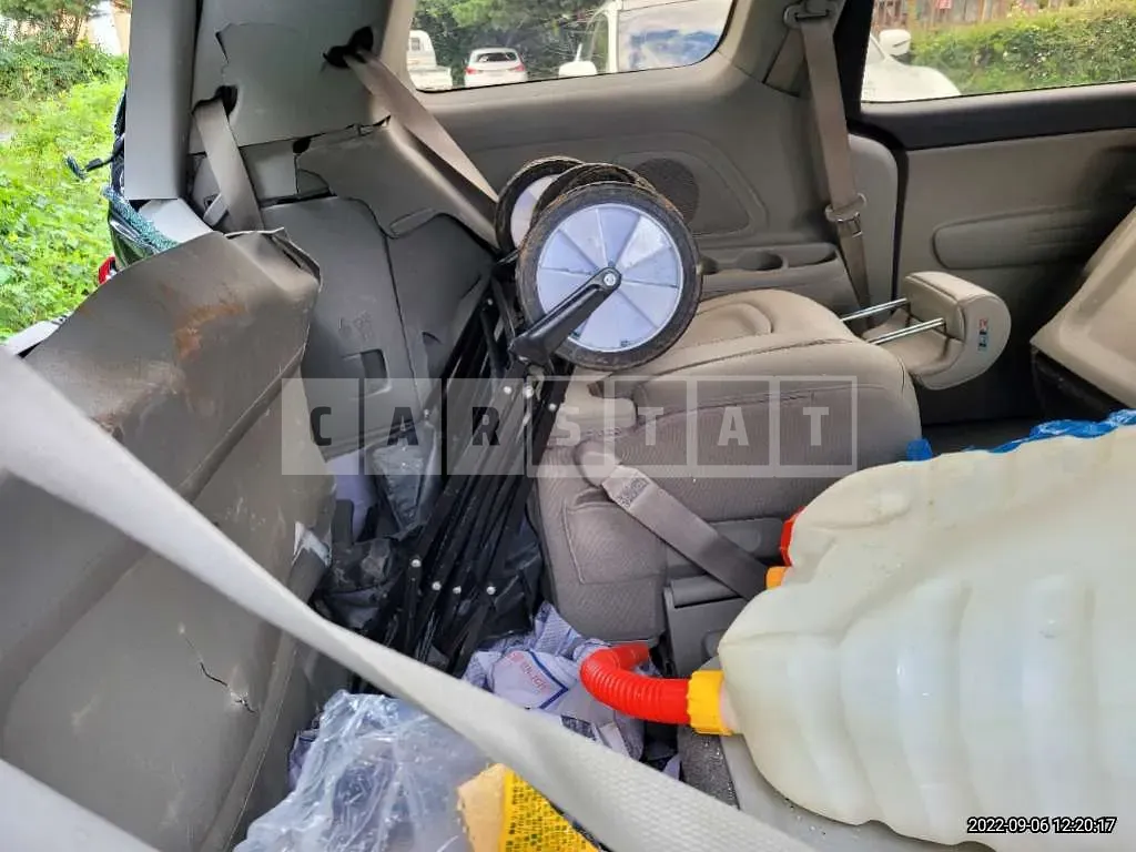 Photo 2 of 5: 2015 Kia Carnival, VIN KNHMF37ABFS001137 — Korean insurance auction
