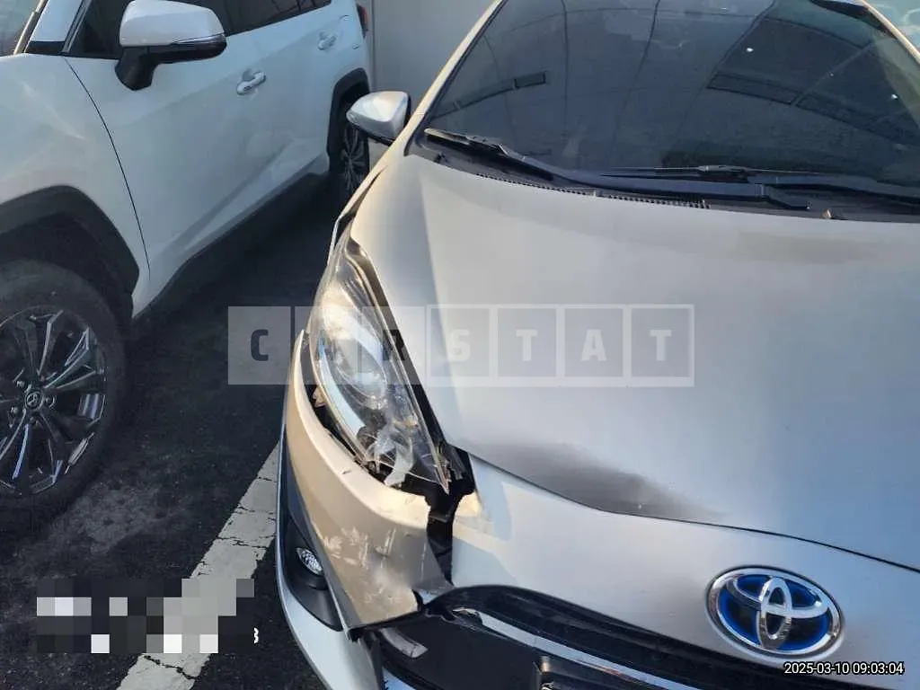 Photo 2 of 15: 2018 Toyota Prius C — Korean insurance auction