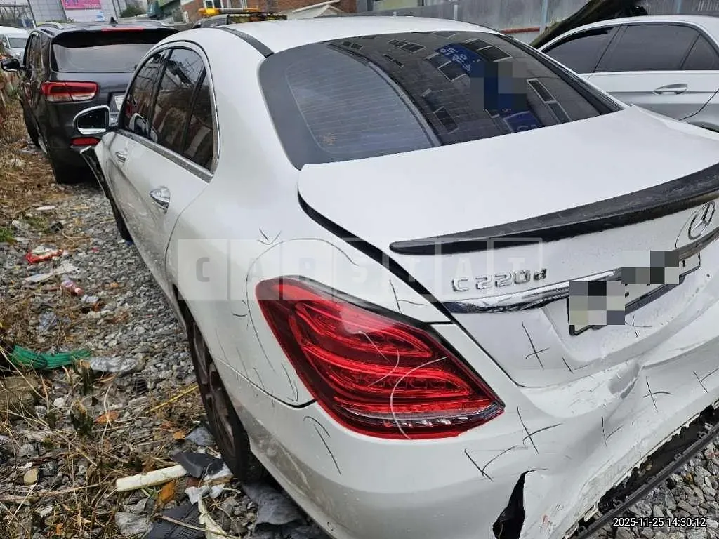 Photo 2 of 14: 2017 Mercedes-Benz C220 d — Korean insurance auction