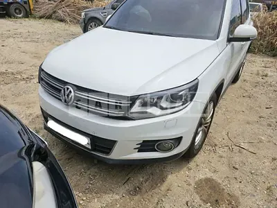 Photo 1 of 8: 2016 Volkswagen Tiguan 2.0 TDI BMT, VIN WVGZZZ5NZGW548093 — Korean insurance auction