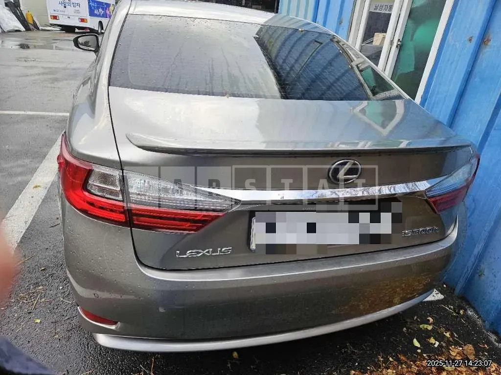 Photo 2 of 11: 2017 Lexus ES300h — Korean insurance auction