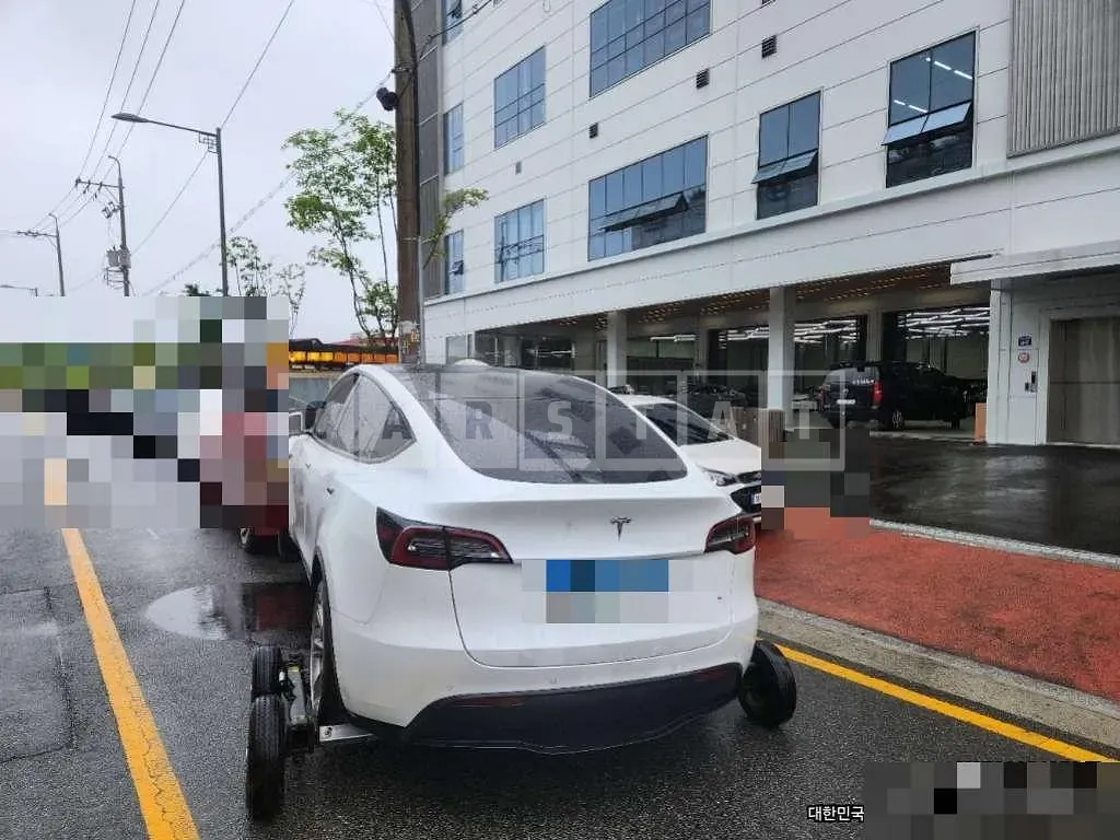 Photo 2 of 4: 2021 Tesla Model Y Long Range — Korean insurance auction