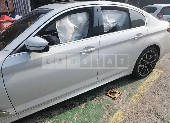 Photo 2 of 15: 2021 BMW 530e, VIN WBA51AG0XMCG40994 — Korean insurance auction
