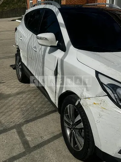 Photo 1 of 2: 2015 Hyundai Tucson ix — Korean insurance auction