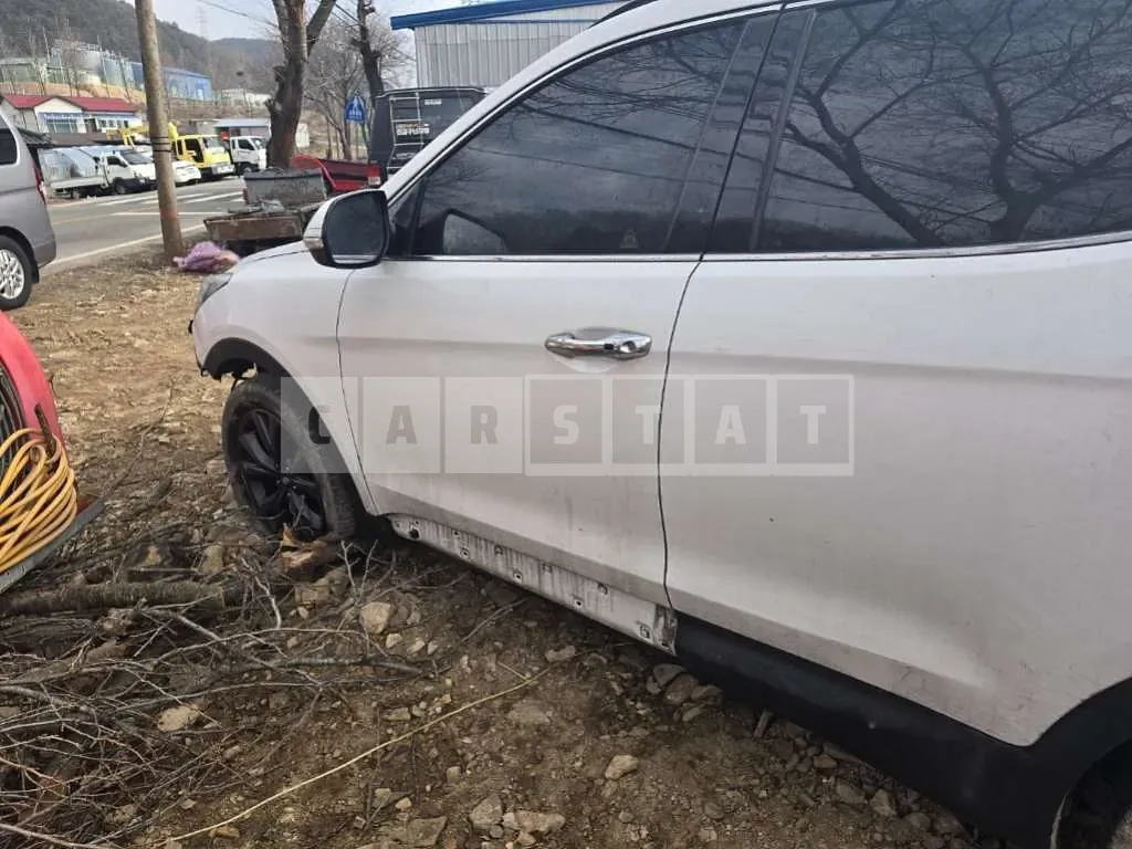Photo 2 of 13: 2016 Hyundai Santa Fe, VIN KMHSW81XDGU545578 — Korean insurance auction
