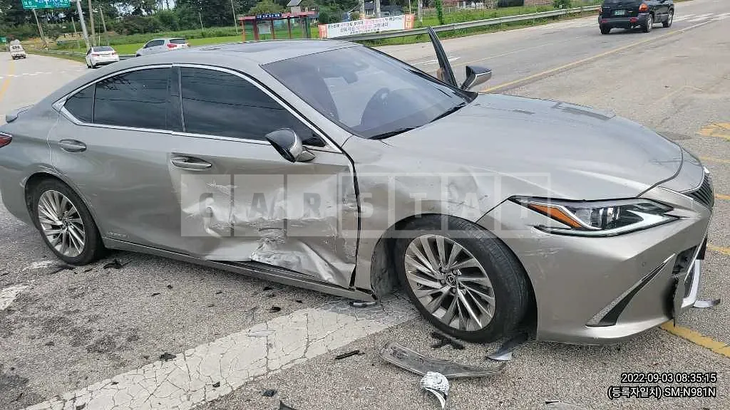 Photo 2 of 3: 2019 Lexus ES300h, VIN JTHB21B15K2017848 — Korean insurance auction