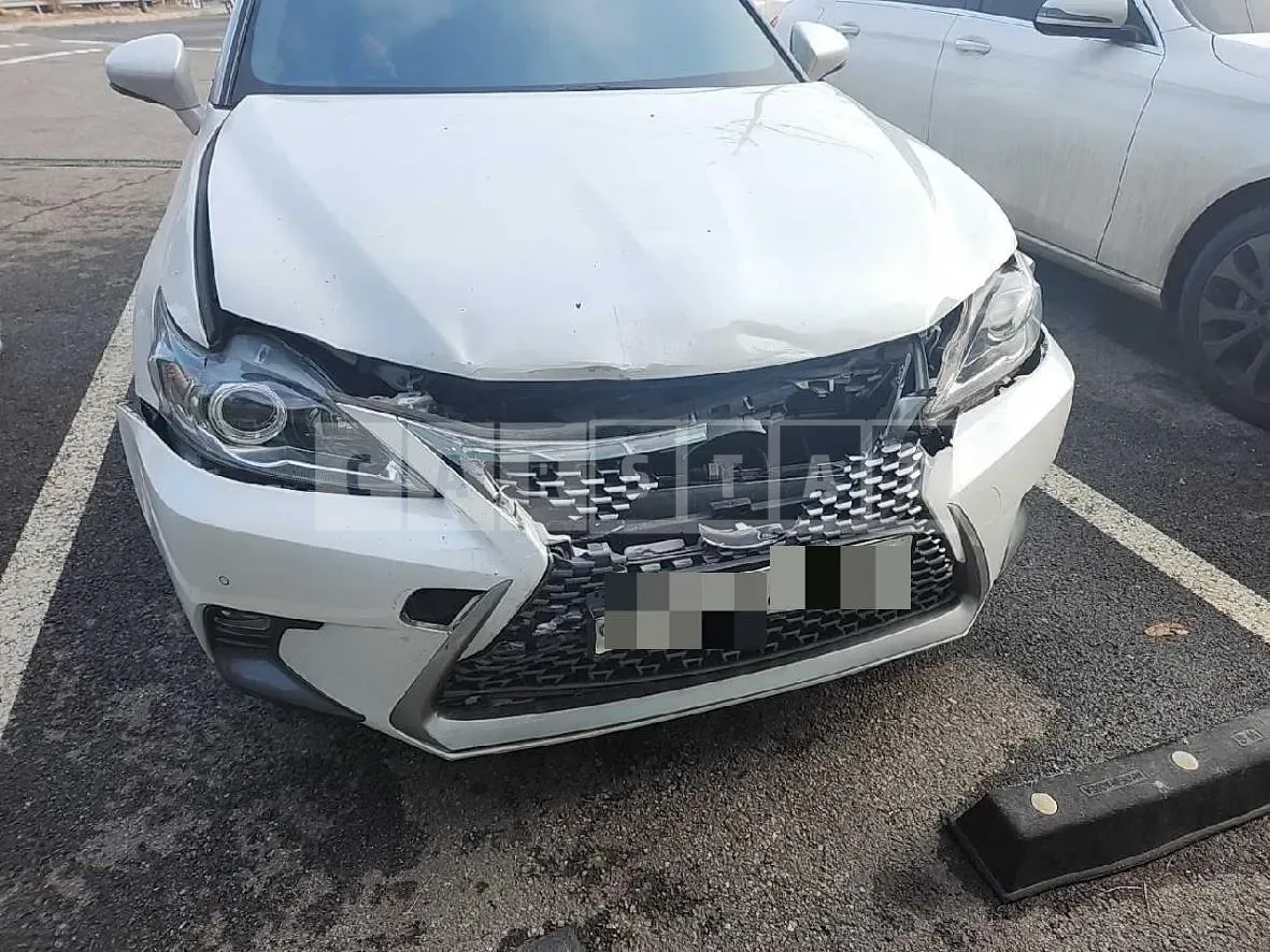 Photo 2 of 33: 2018 Lexus CT200h, VIN JTHKD5BH8J2332415 — Korean insurance auction