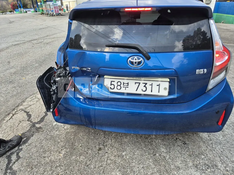 Photo 2 of 10: 2018 Toyota Prius C 1.5, VIN JTDKDTB34J1613904 — Korean insurance auction