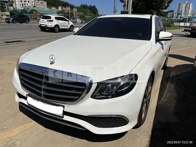 Photo 1 of 21: 2019 Mercedes-Benz E220d, VIN WDDZF0EB3KA663677 — Korean insurance auction