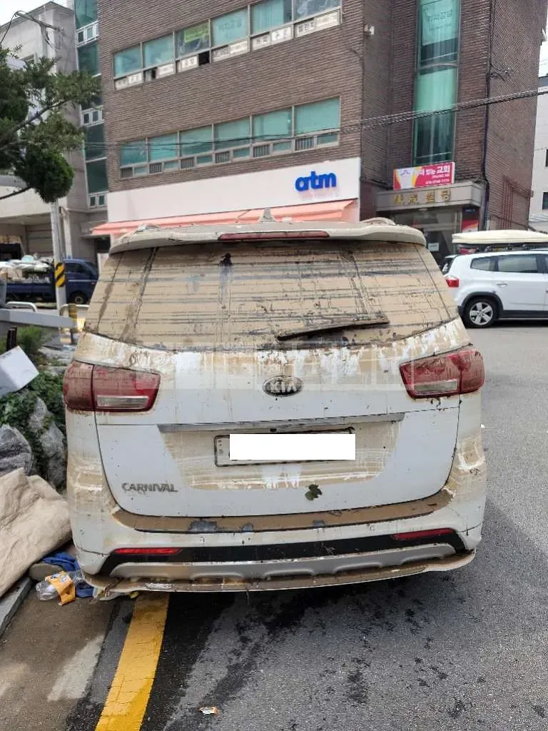 Photo 2 of 2: 2018 Kia Carnival, VIN KNAMD81ABJS386132 — Korean insurance auction