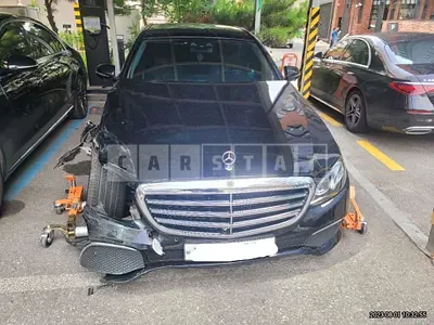 Photo 1 of 16: 2017 Mercedes-Benz E 300 4Matic, VIN WDDZF4KB8HA256412 — Korean insurance auction