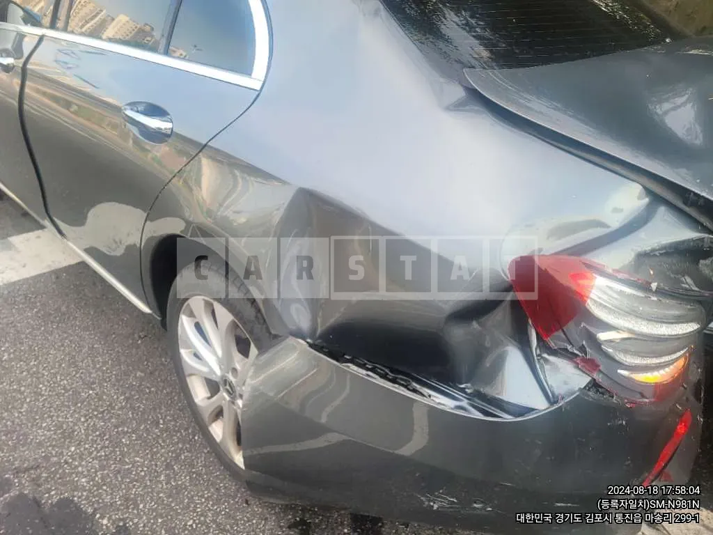 Photo 2 of 12: 2018 Mercedes-Benz E220 — Korean insurance auction