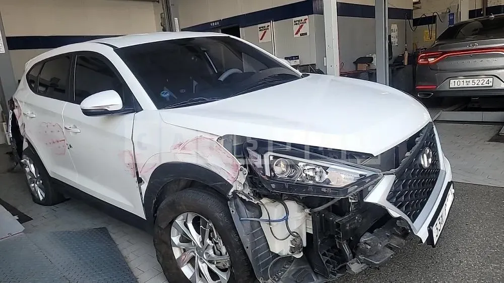 Photo 2 of 18: 2019 Hyundai Tucson, VIN KMHJ2817GKU980424 — Korean insurance auction