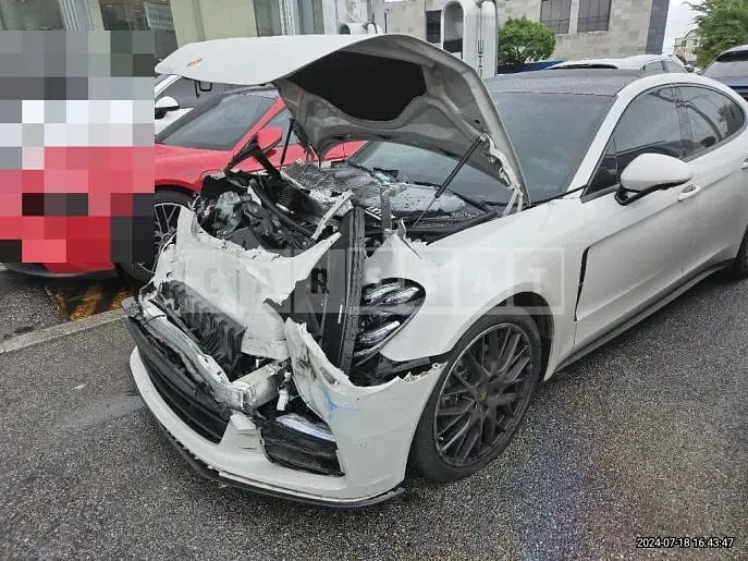 Photo 2 of 48: 2020 Porsche Panamera 4 — Korean insurance auction