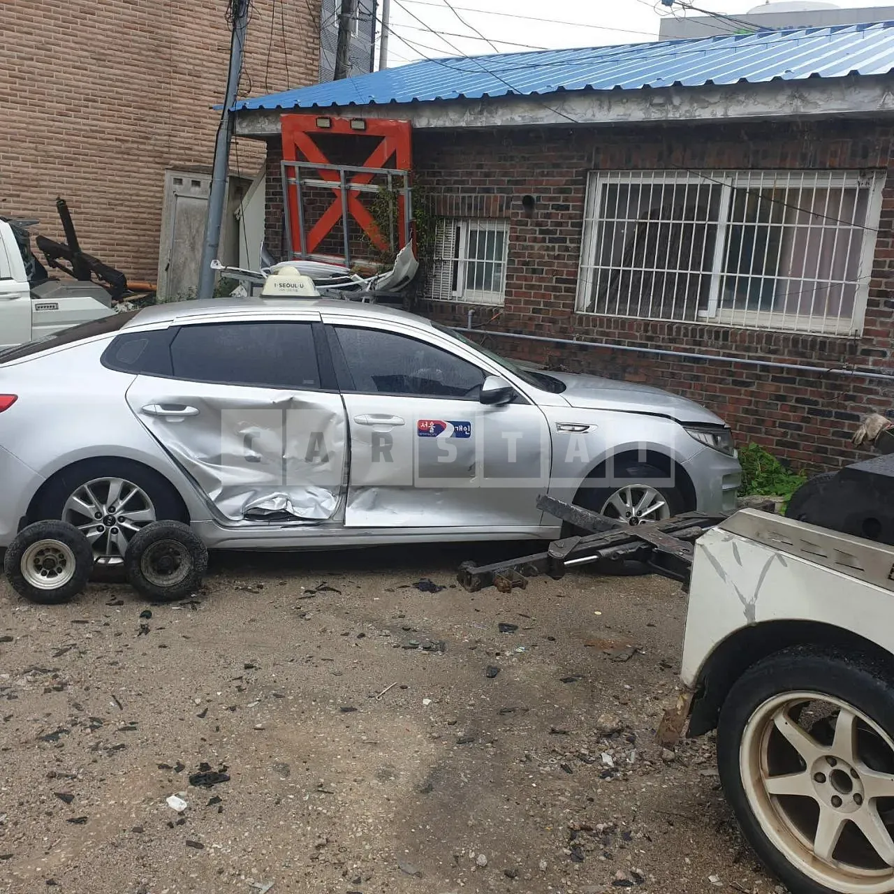 Photo 2 of 22: 2017 Kia K5, VIN KNAGU416BJA189236 — Korean insurance auction