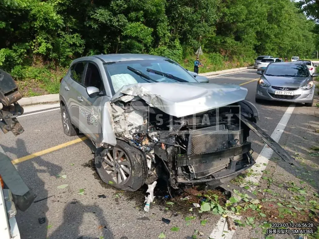 Photo 2 of 3: 2016 Hyundai Tucson, VIN KMHJ2815GGU143225 — Korean insurance auction