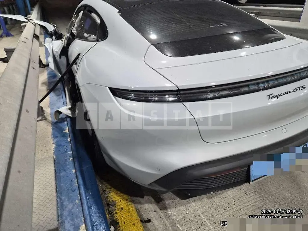 Photo 2 of 10: 2025 Porsche Taycan GTS — Korean insurance auction