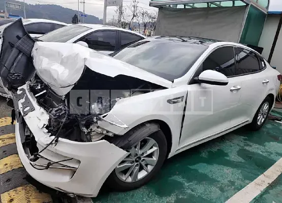Photo 2 of 11: 2017 Kia K5, VIN KNAGS411BHA133020 — Korean insurance auction