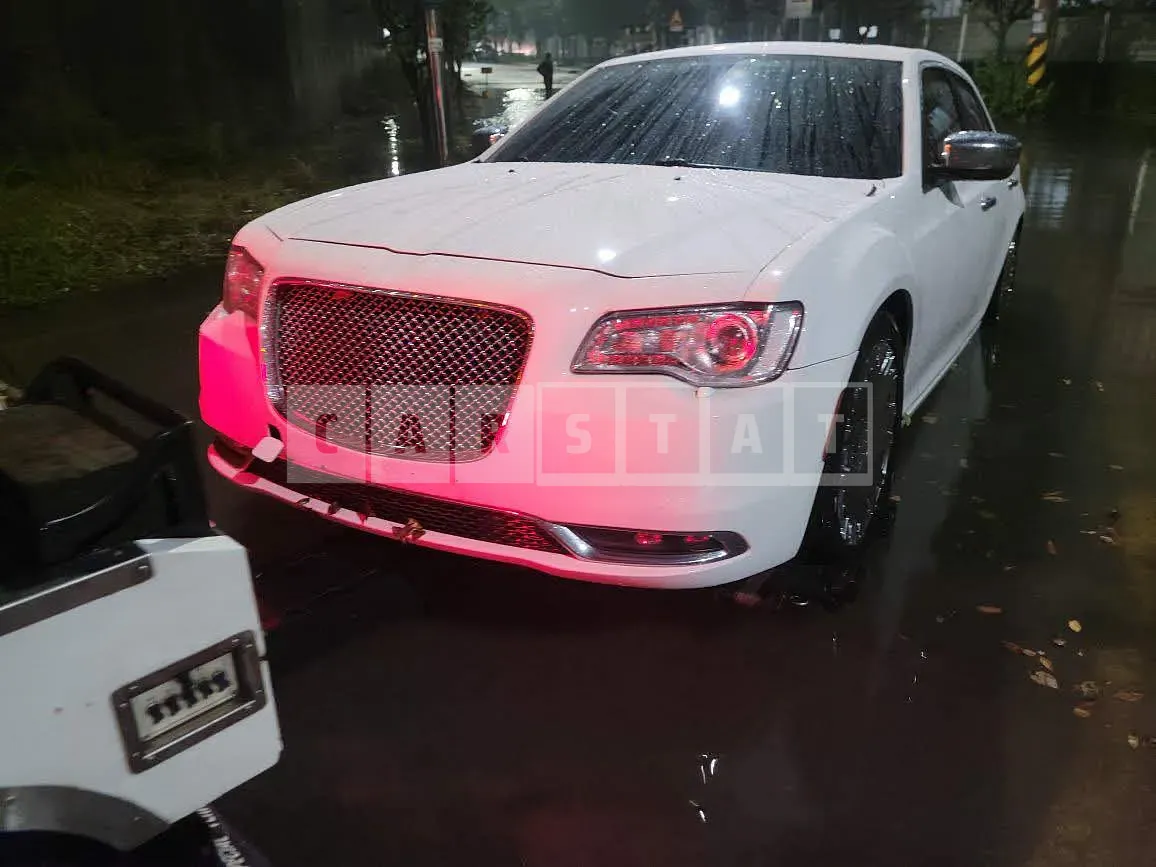 Photo 2 of 4: 2015 Mercedes-Benz Chrysler 300C, VIN 2C3CCACG4FH876890 — Korean insurance auction
