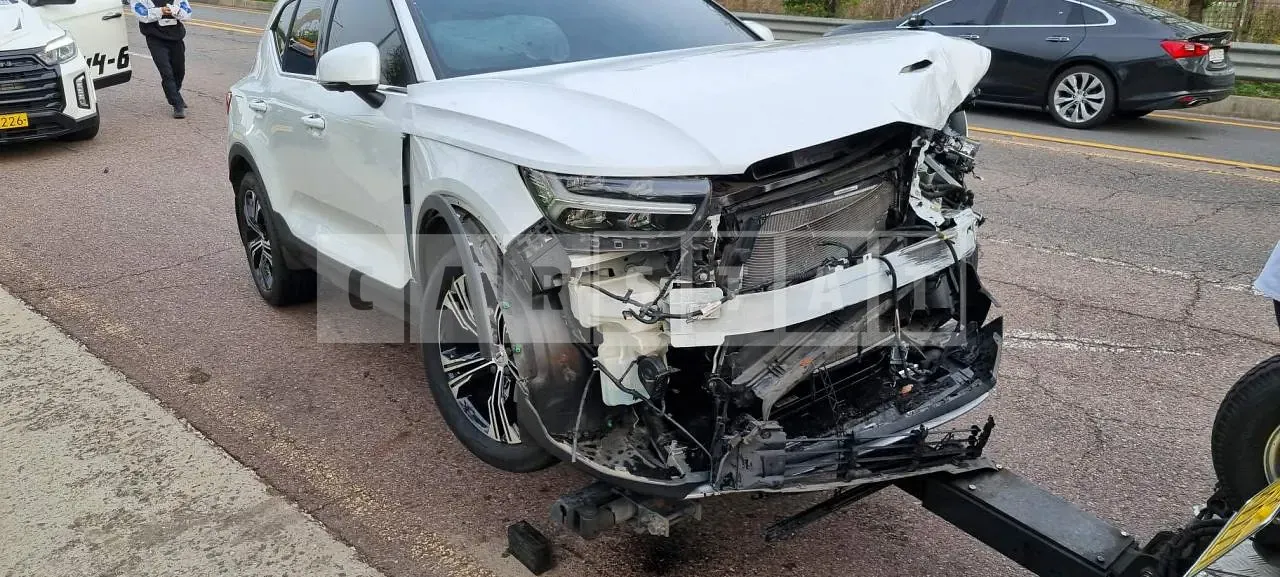 Photo 2 of 20: 2021 Volvo XC40 B4 AWD, VIN YV1XZK92CM2523538 — Korean insurance auction