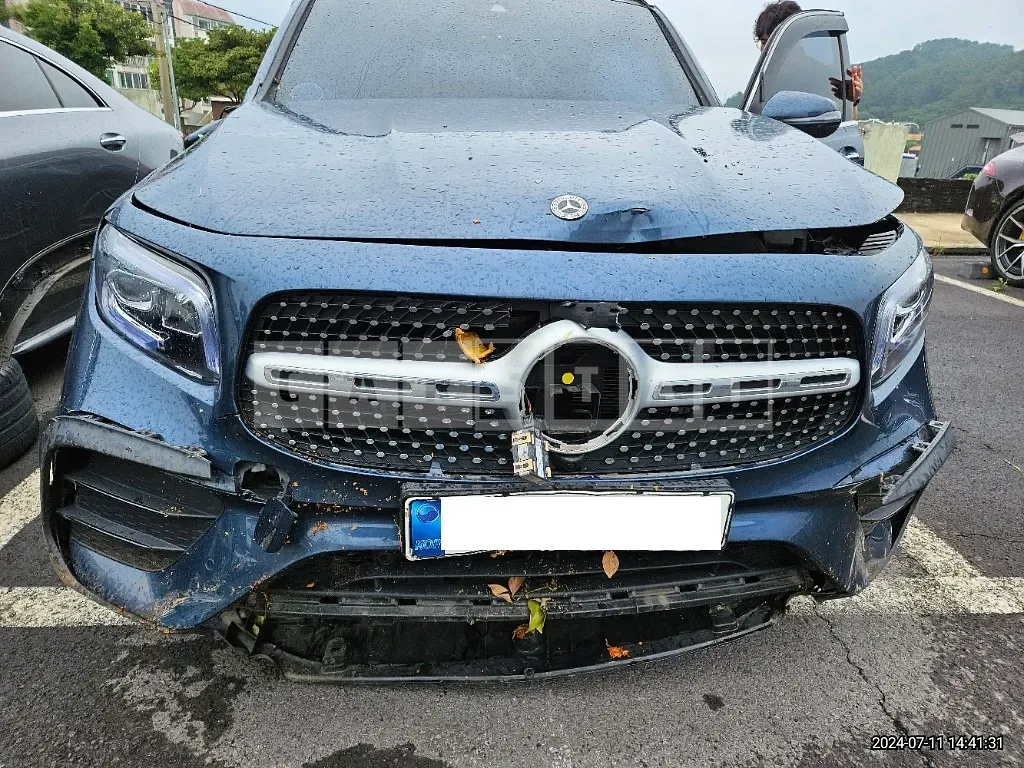 Photo 2 of 17: 2020 Mercedes-Benz GLB250 4Matic — Korean insurance auction