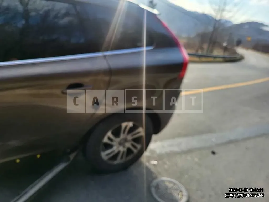 Photo 2 of 11: 2016 Volvo XC60 D3, VIN YV1DZARBDG2897181 — Korean insurance auction